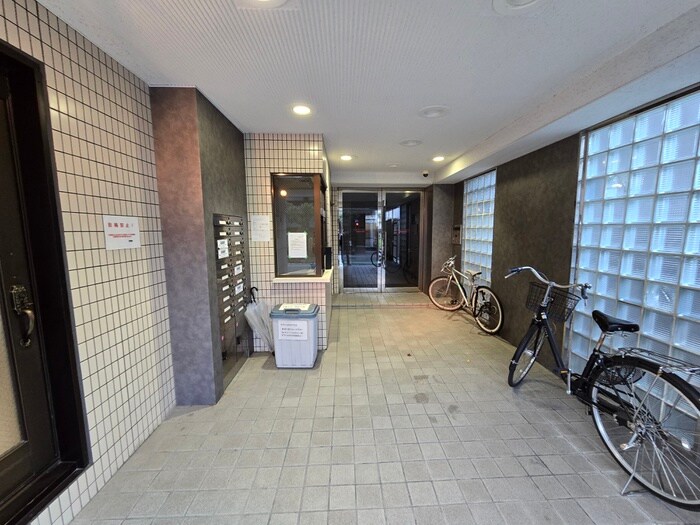 物件外観写真3　(エントランス部分)