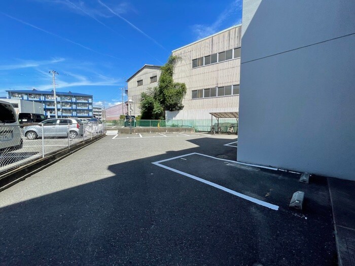 物件外観写真2　(駐車場)