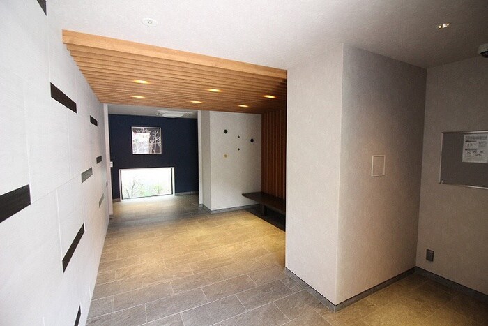 物件外観写真4　(エントランス部分)