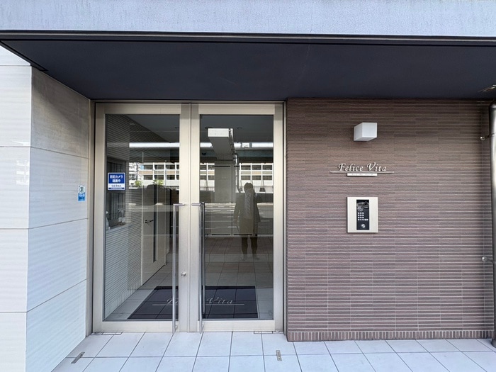 物件外観写真3　(エントランス部分)