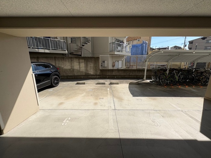物件外観写真6　(駐車場)