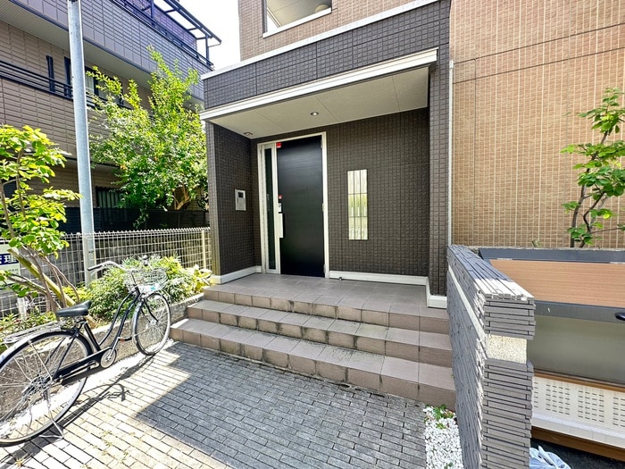 物件外観写真6　(エントランス部分)