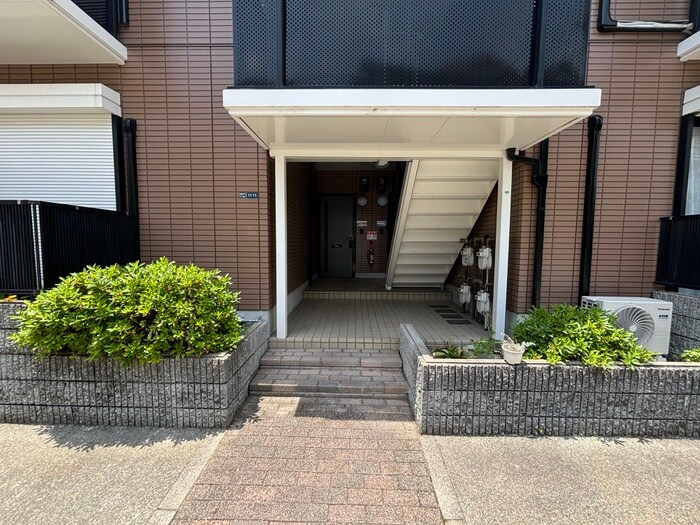 物件外観写真2　(エントランス部分)