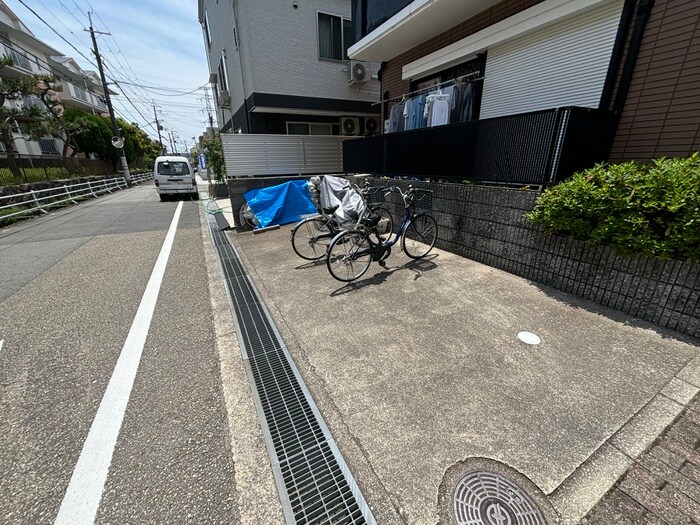 物件外観写真3　(駐車場)