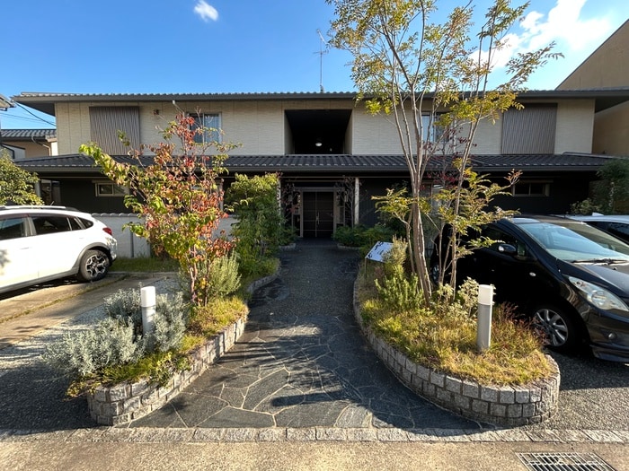 物件外観写真3　(エントランス部分)