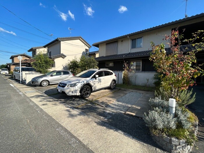 物件外観写真5　(駐車場)