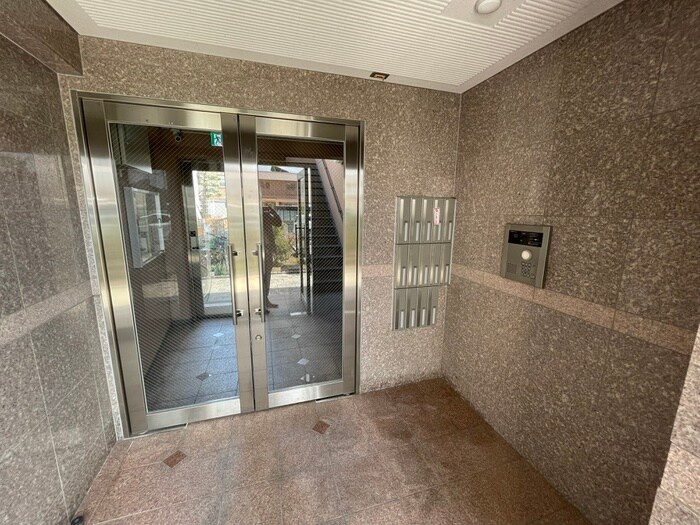 物件外観写真2　(エントランス部分)