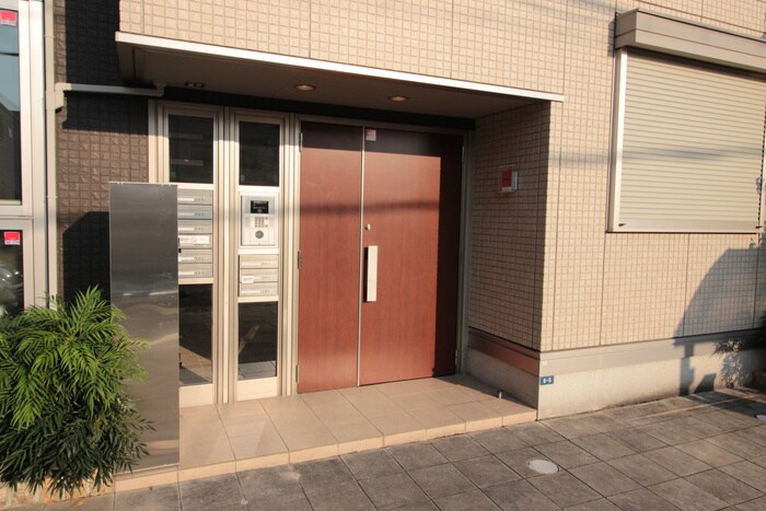 物件外観写真2　(エントランス部分)