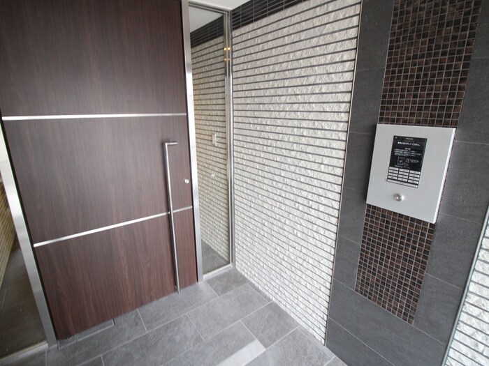 物件外観写真3　(エントランス部分)