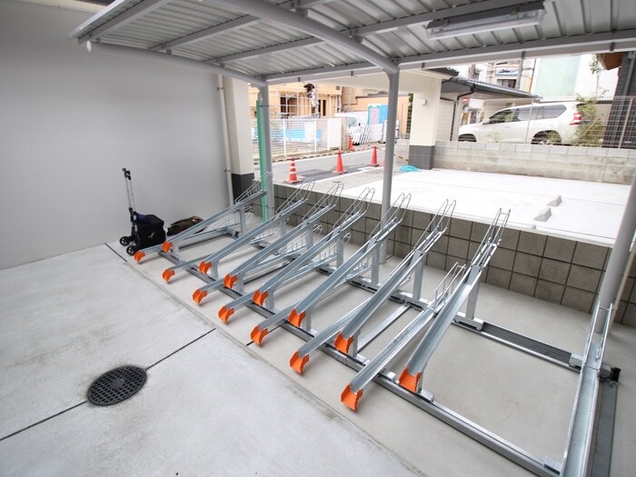 物件外観写真4　(駐輪場)