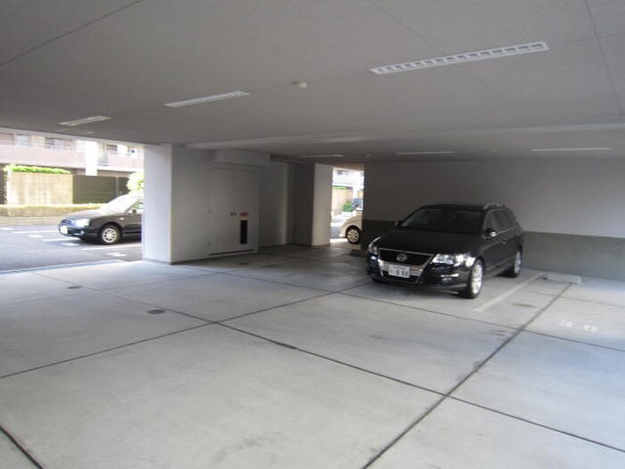 物件外観写真6　(駐車場)