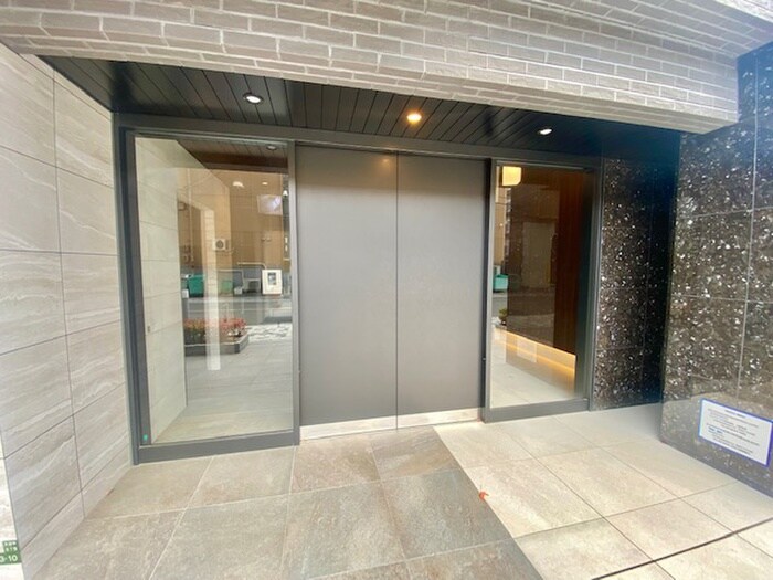 物件外観写真2　(エントランス部分)