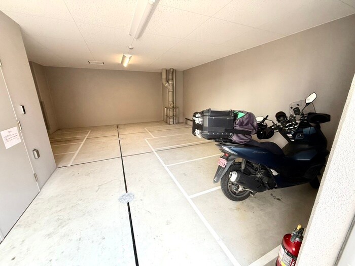 物件外観写真4　(バイク置き場)