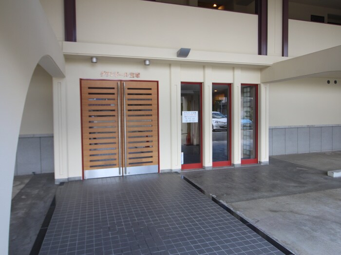 物件外観写真4　(エントランス部分)