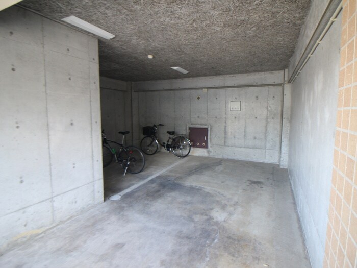 物件外観写真5　(駐輪場)