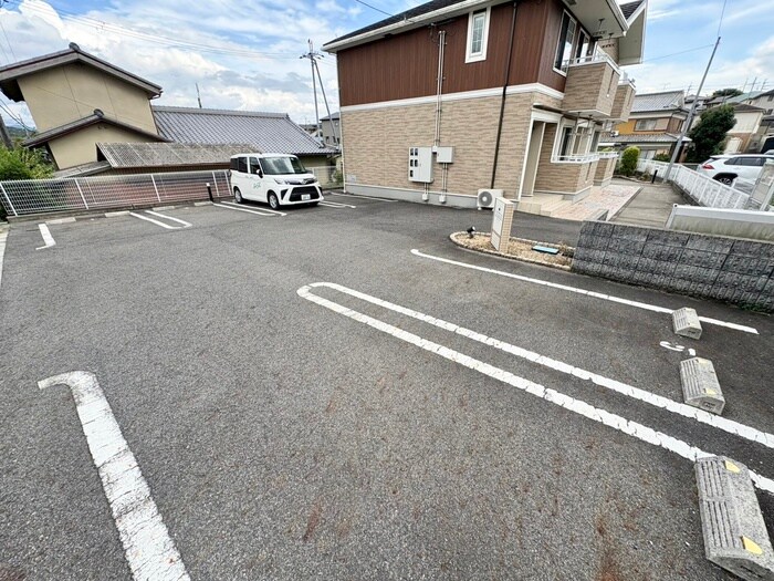 物件外観写真2　(駐車場)