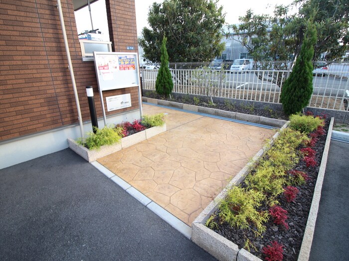 物件外観写真4　(エントランス部分)