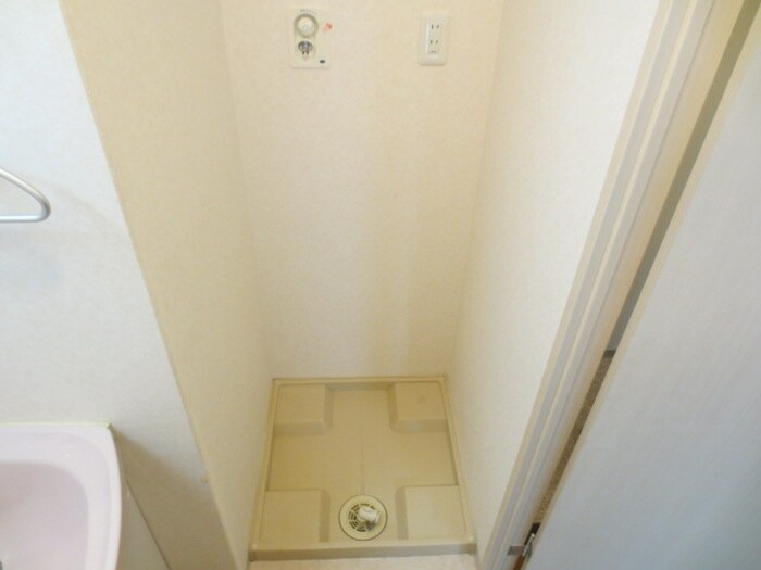 物件内観写真6　(洗濯機置場)