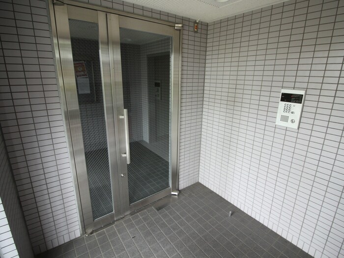 物件外観写真3　(エントランス部分)