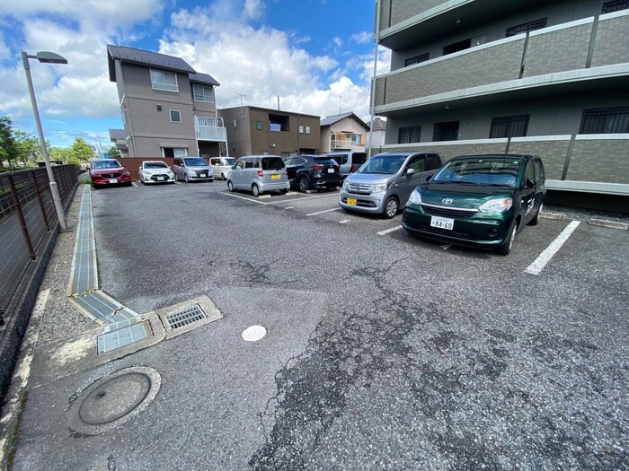 物件外観写真4　(駐車場)