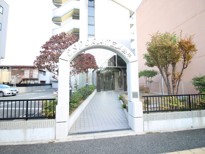 物件外観写真2　(エントランス部分)