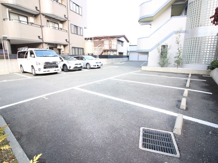 物件外観写真3　(駐車場)