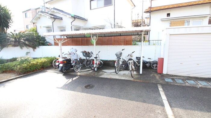 物件外観写真4　(駐輪場)