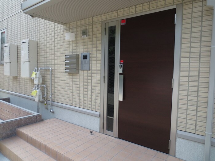 物件外観写真3　(エントランス部分)