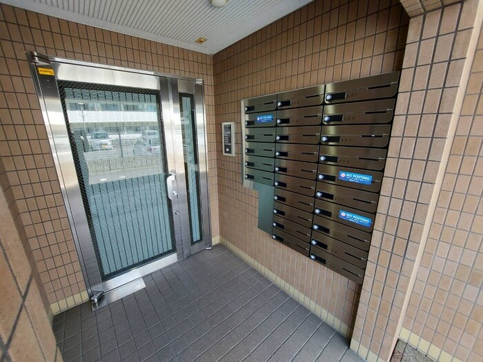 物件外観写真4　(エントランス部分)