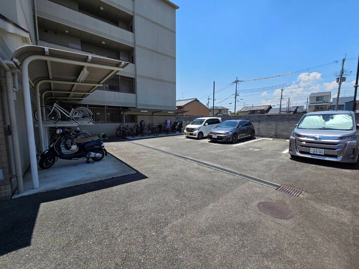 物件外観写真5　(駐車場)