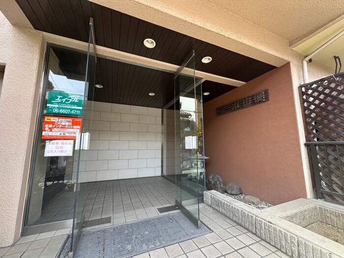物件外観写真4　(エントランス部分)