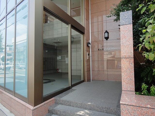 物件外観写真2　(エントランス部分)