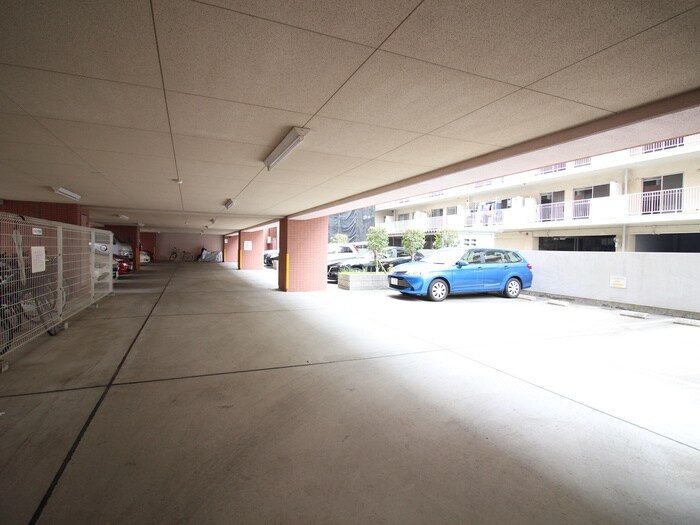 物件外観写真4　(駐車場)