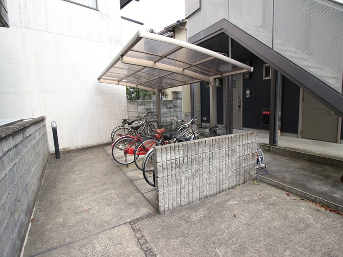 物件外観写真4　(駐輪場)