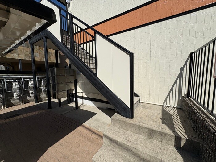 物件外観写真6　(エントランス部分)