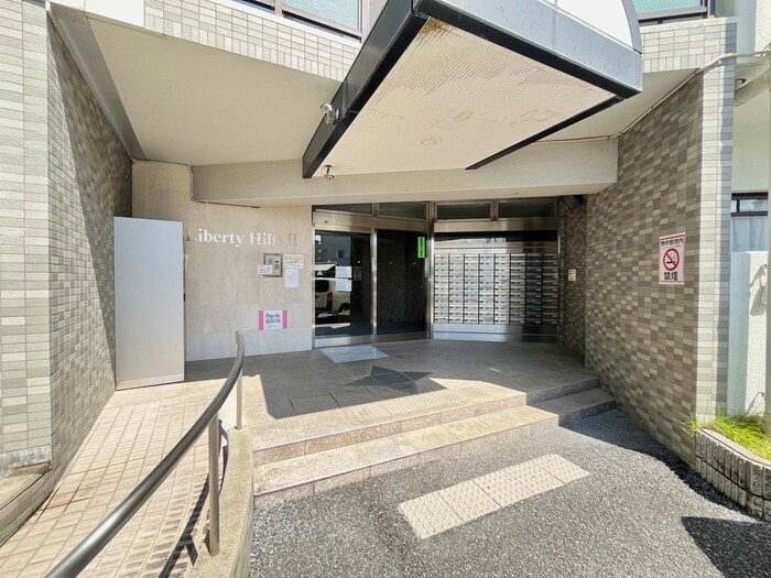 物件外観写真4　(エントランス部分)