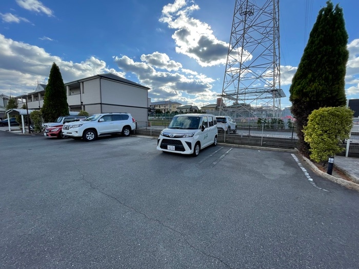 物件外観写真3　(駐車場)