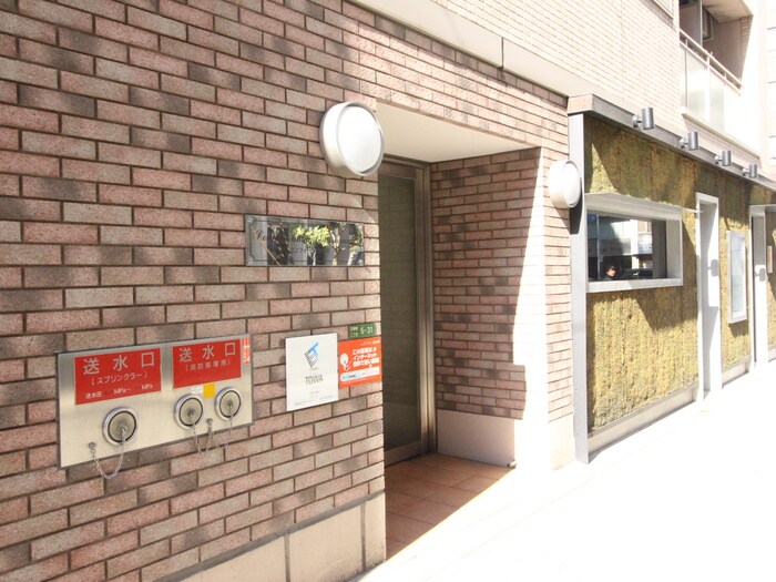 物件外観写真2　(エントランス部分)