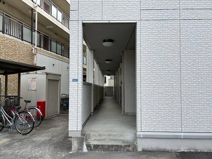 物件外観写真4　(エントランス部分)