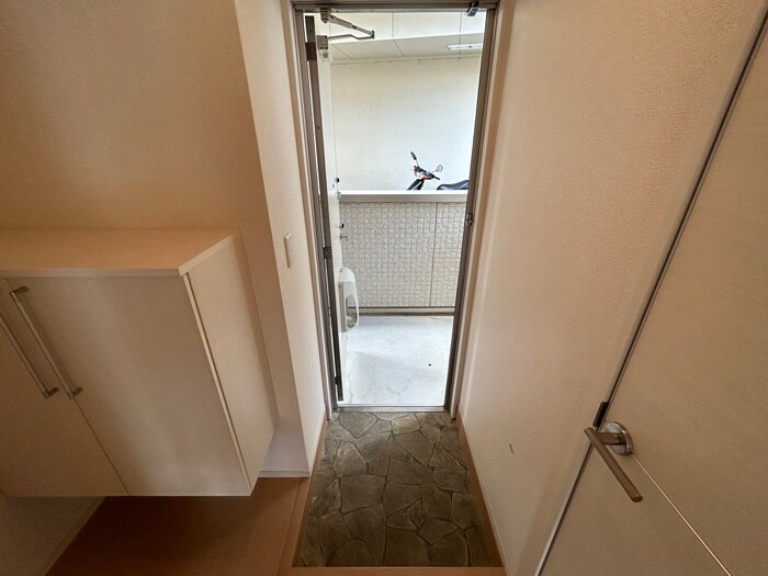 物件内観写真16　(玄関)