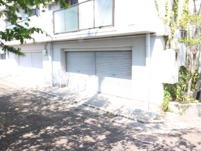 物件外観写真3　(駐車場)