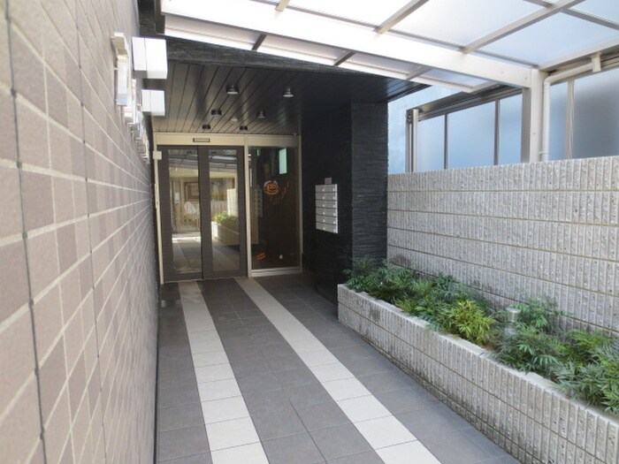 物件外観写真2　(エントランス部分)