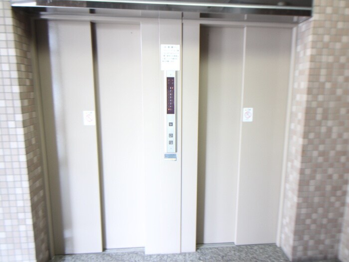 物件外観写真4　(エントランス部分)