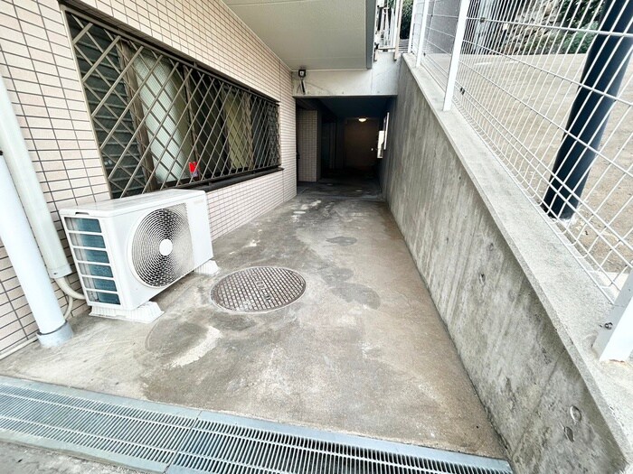 物件外観写真5　(エントランス部分)