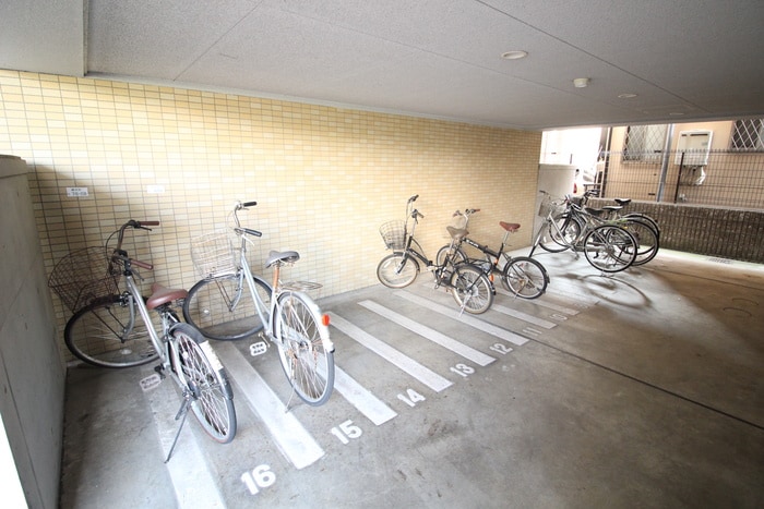 物件外観写真4　(駐輪場)