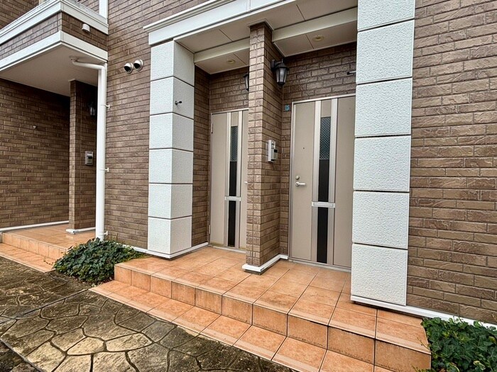 物件外観写真2　(エントランス部分)