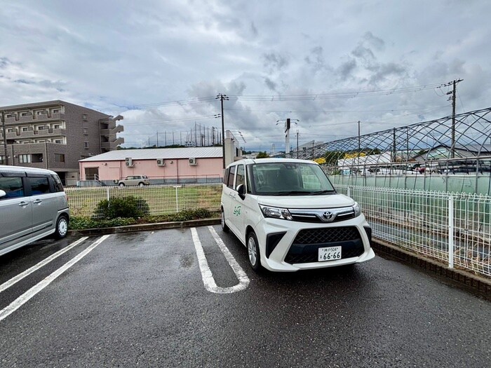 物件外観写真6　(駐車場)