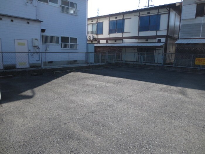 物件外観写真6　(駐車場)