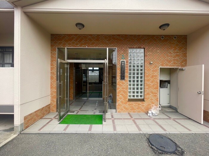 物件外観写真2　(エントランス部分)