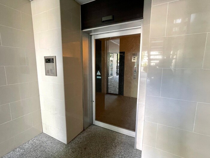 物件外観写真5　(エントランス部分)